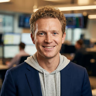 Ryan Brooks pełniący funkcję Głównego Analityka Handlowego w Trzon Rendownia